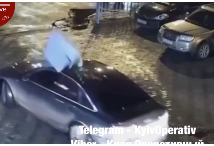 В Киеве на авто упала часть фасада - видео - фото 1