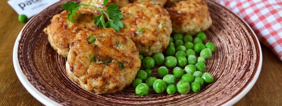 Полчаса и готово: как сделать ароматные рыбные котлеты с зеленым горошком