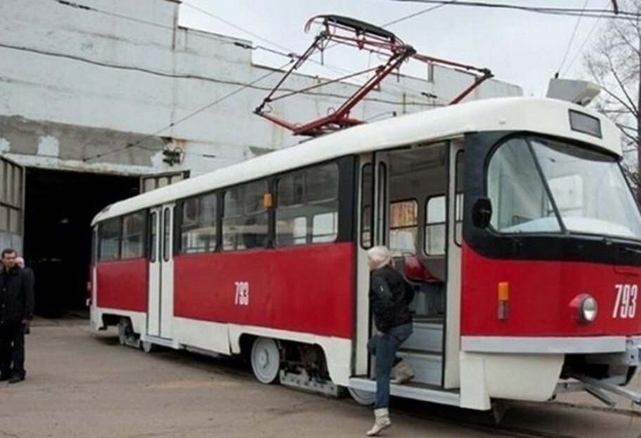 ЧП в Киеве – трамвай сошел с рельсов, движение остановлено – видео - фото 1