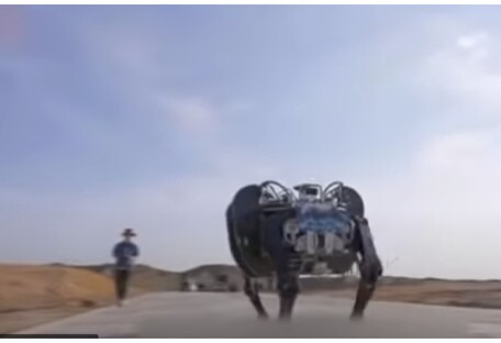 Найбільший у світі: китайці показали чотирилапого військового робота (відео)