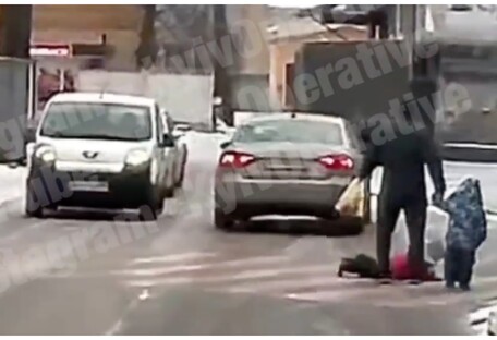 Водитель не остановился: появилось видео, как в Киеве сбили малыша на переходе