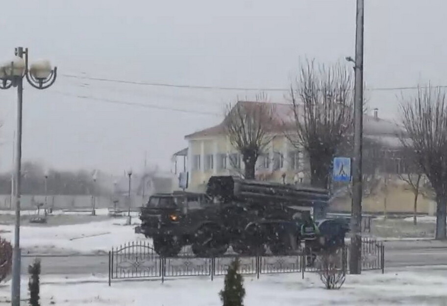 Загроза вторгнення РФ - до Білорусі їдуть танки та військові, фото, відео - фото 1