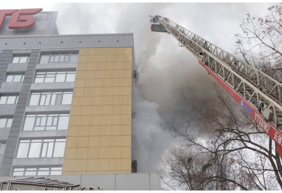 В Днепре горел офис АТБ - фото с места пожара - фото 1
