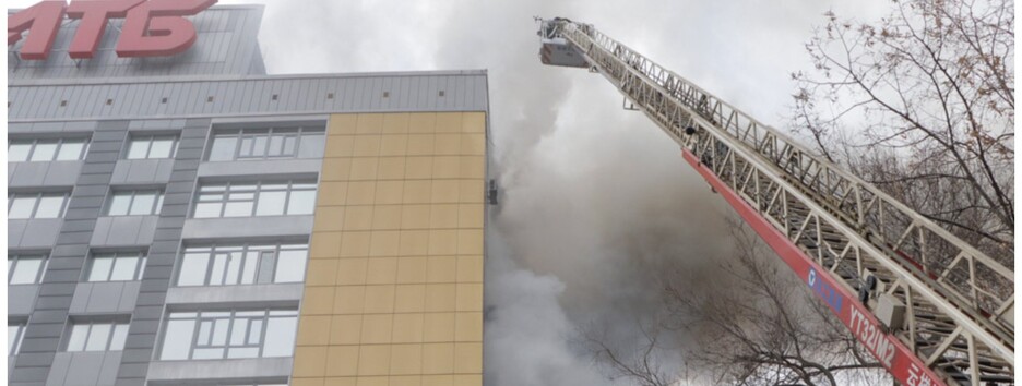 Пламя попало даже на авто: в Днепре загорелся центральный офис 