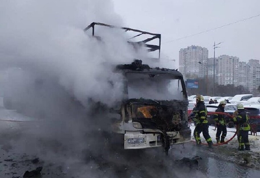 В Киеве грузовик загорелся на ходу - пожар тушили 15 человек - фото  - фото 1