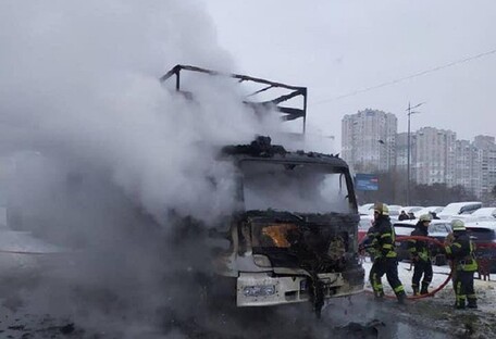 Загорілася на ходу: у Києві палаючу вантажівку гасили 15 людей (фото)