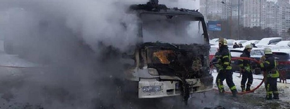 Загорелся на ходу: в Киеве пылающий грузовик тушили 15 человек (фото)