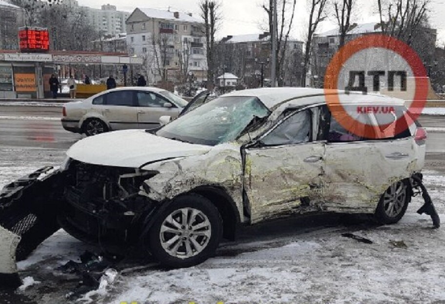 Под Киевом маршрутка столкнулась с авто - пострадал ребенок - фото, видео  - фото 1