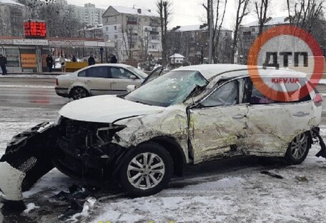 Крупное ДТП под Киевом с пострадавшими: маршрутка не поделила дорогу с авто (видео) 