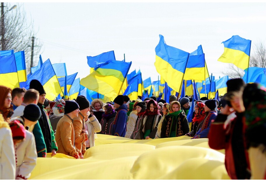 День Соборности Украины 2022 - на мосту Патона развернули большой флаг - фото - фото 1