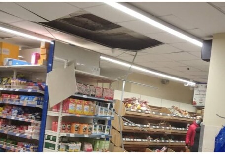 В киевском супермаркете обвалился потолок (фото)