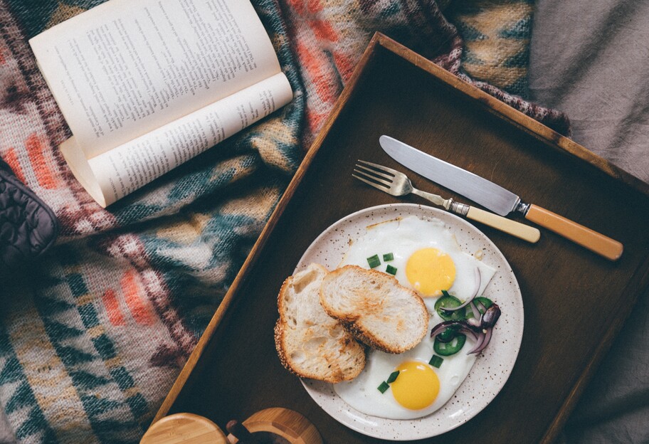 Простой рецепт завтрака – что можно сделать из яйца - видео - фото 1