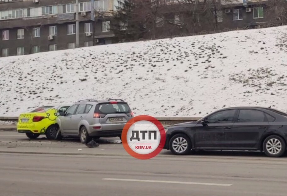 ДТП в Киеве - Mitsubishi слетел с моста на дорогу, видео  - фото 1