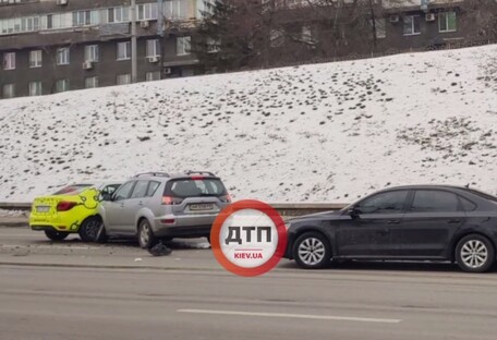 В Киеве Mitsubishi слетел с 5-метровой горки и врезался в машины (видео)