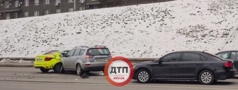 У Києві Mitsubishi злетів з 5-метрової гірки та врізався в машини (відео)