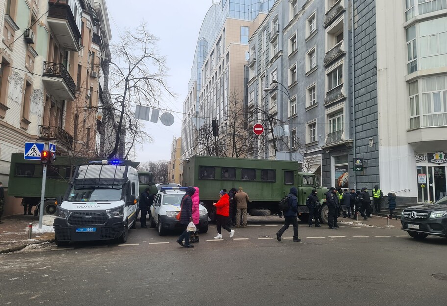 Центр Киева перекрыт военными машинами - митингуют ФОПы - фото, видео - фото 1