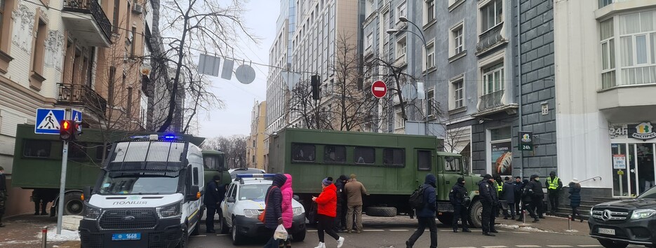 Перекриті вулиці, військові вантажівки та багато поліції: що відбувається у центрі Києва (фото)