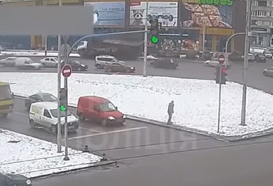 ДТП в Киеве - во время движения перевернулся грузовик - видео  - фото 1