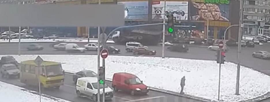 В Киеве грузовик разогнался так, что опрокинулся на повороте: видео с двух камер