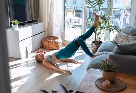 Фітнес на дивані: ТОП-6 ефективних вправ для підтягнутого тіла