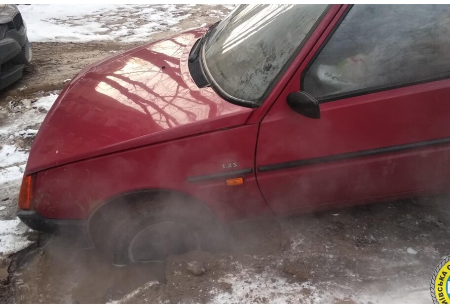 Автомобиль провалился в яму - в Киеве спасатели доставали две легковушки - фото - фото 1