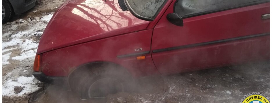 У Києві через прорив труби дві машини застрягли в ямі: їх витягували рятувальники