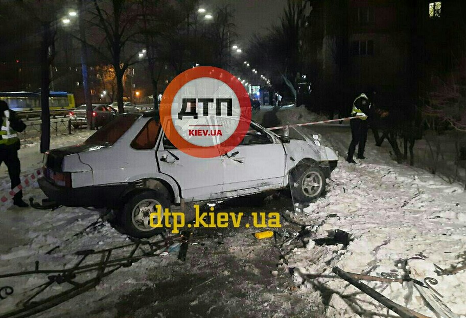 У Києві ВАЗ злетів з дороги та потрапив у ДТП – в авто була п'яна компанія – фото - фото 1