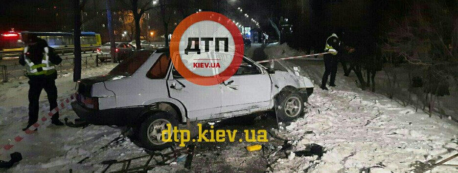 В Киеве пьяная компания на ВАЗ устроила опасное ДТП (фото) 