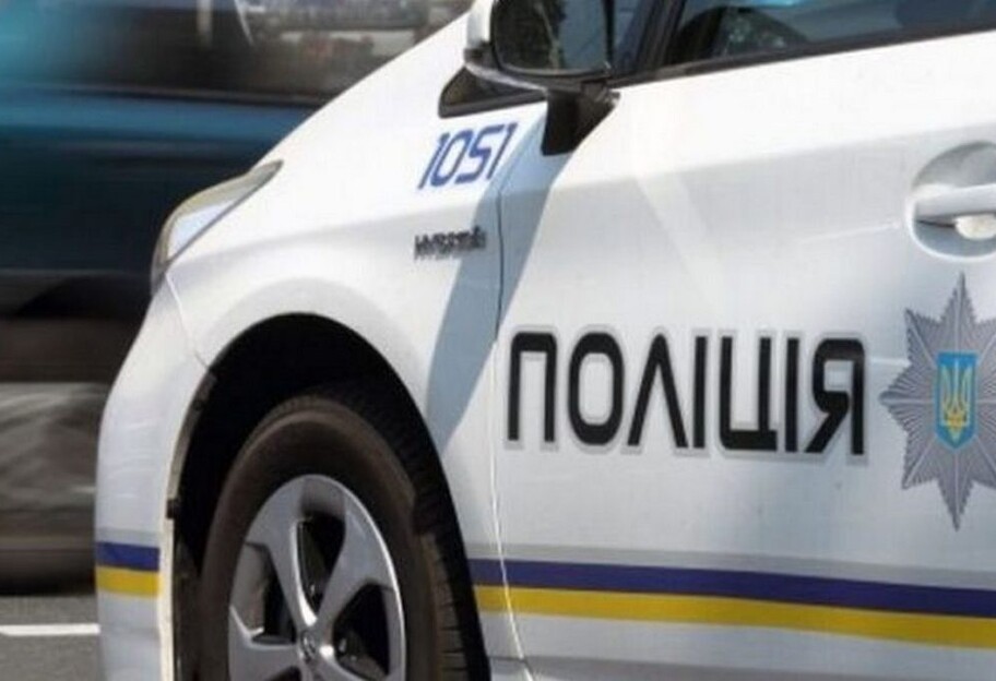 Под Киевом полицейские чуть не снесли шлагбаум - видео инцидента - фото 1
