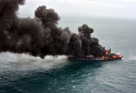 У берегов Африки взорвался корабль с нефтью: возможна экологическая катастрофа (видео)