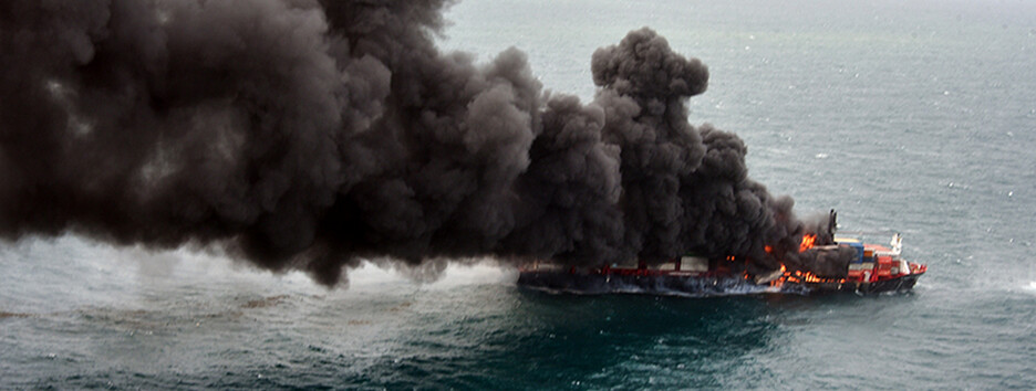Біля берегів Африки вибухнув корабель з нафтою: можлива екологічна катастрофа (відео)