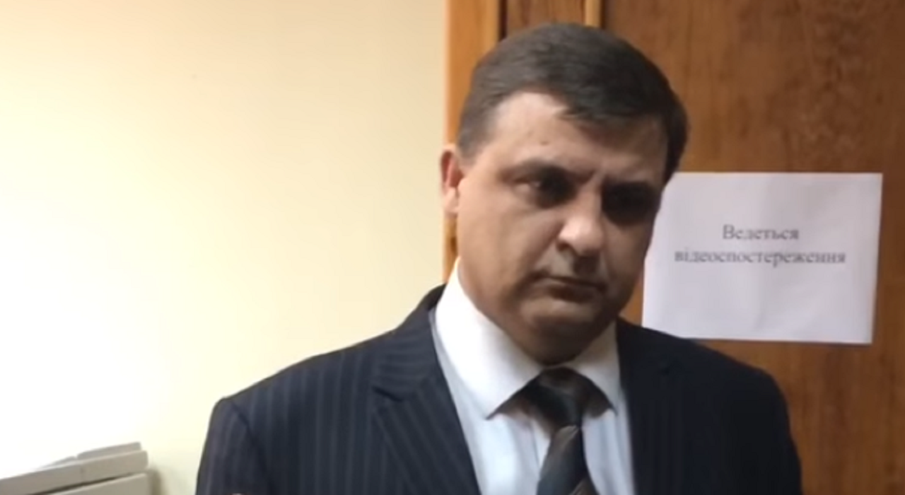 Попавшийся на взятке чиновник продолжает работать в горсовете Одессы