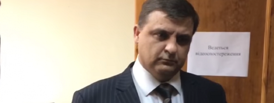 Попавшийся на взятке чиновник продолжает работать в горсовете Одессы