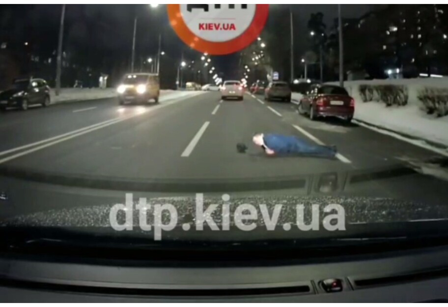 Бросился под колеса - в Киеве пешеход упал прямо перед авто - видео - фото 1