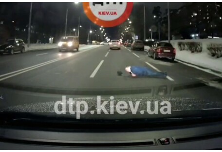 Выбежал на дорогу и упал: в Киеве под колеса бросился мужчина (видео)