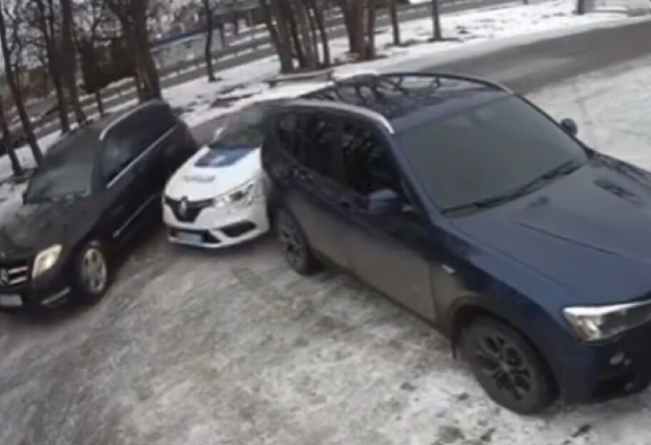 ДТП в Киеве - машина полиции протаранила два авто - видео  - фото 1
