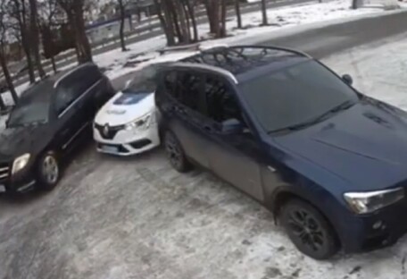Камера наблюдения сняла, как в Киеве полицейский протаранил Mercedes