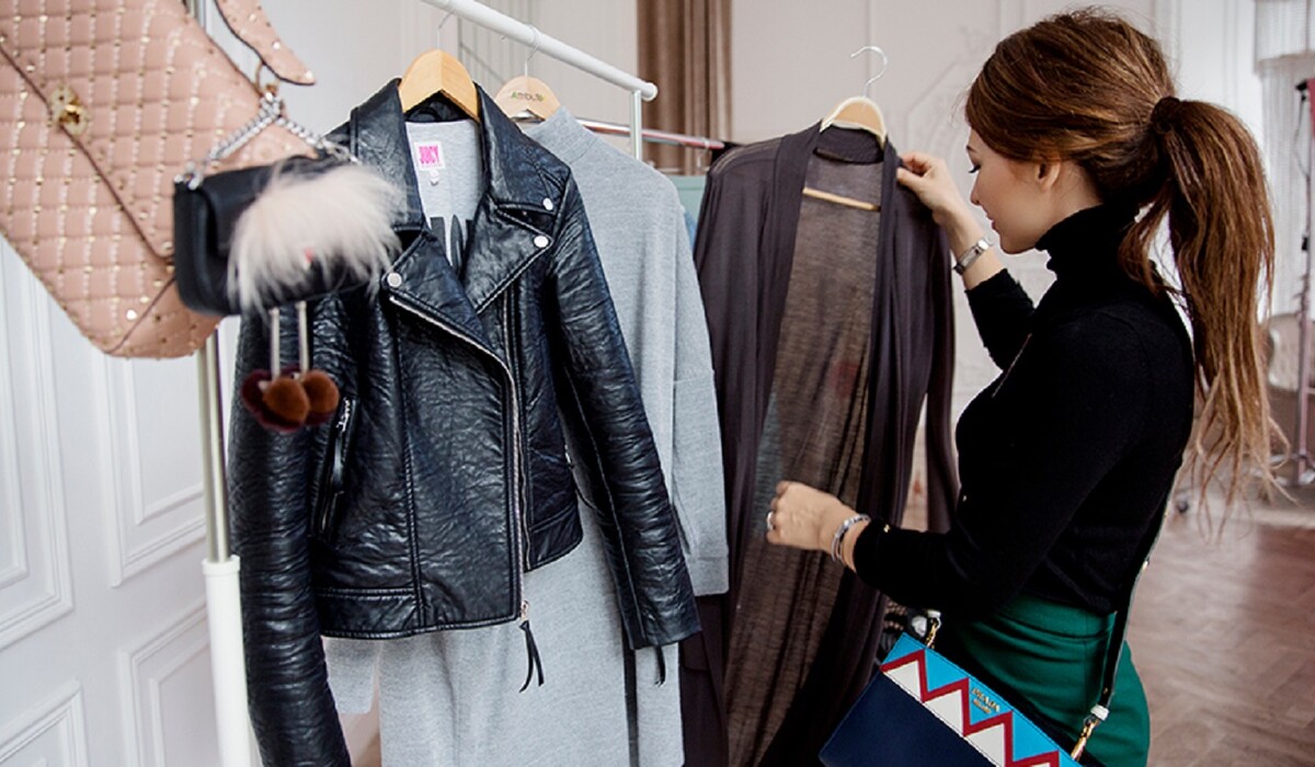 Куртки гардероб. Куртка красная женская стеганная 100сп двухсторонняя. Куртка весенняя женская. Вещи на вешалке. Куртки гардероб.