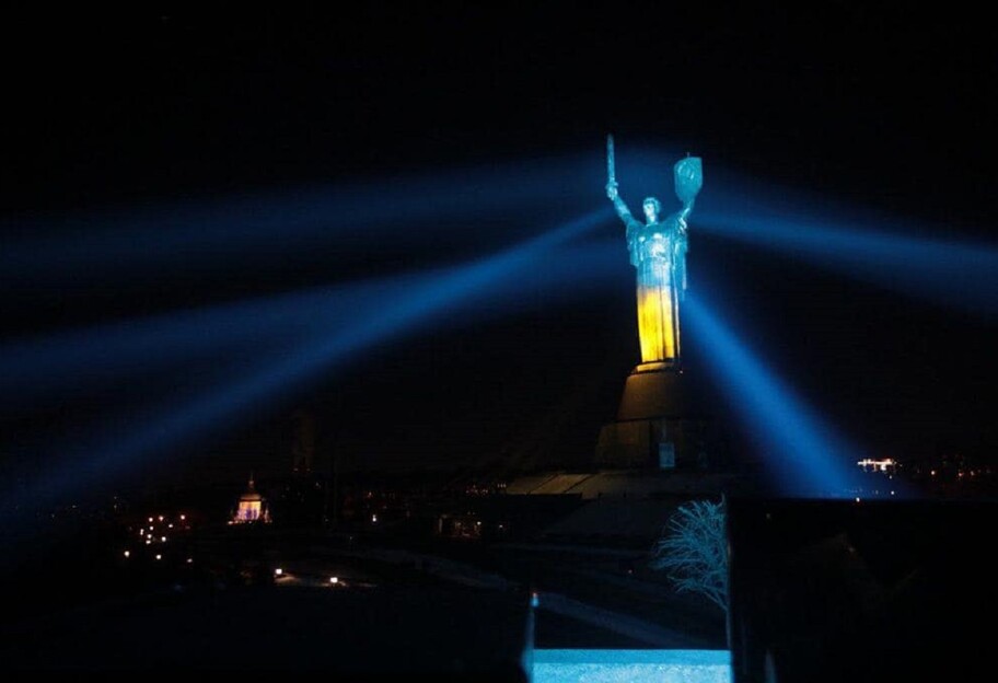 В Киеве Родина-Мать засветилась цветами флага Украины - фото  - фото 1