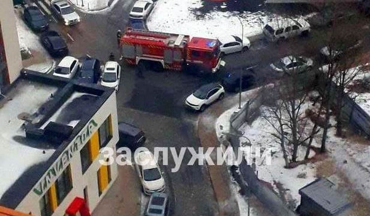 У Києві мешканці багатоповерхівки заблокували проїзд пожежникам у двір (фото) фото