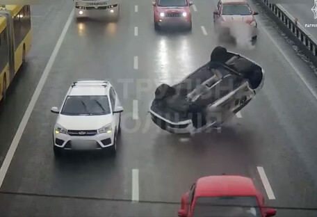 В Киеве от удара машина перевернулась в воздухе и проехалась на крыше (видео) 