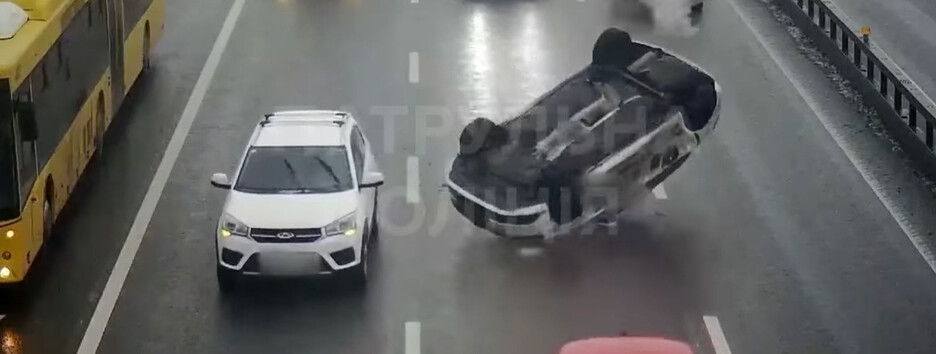 В Киеве от удара машина перевернулась в воздухе и проехалась на крыше (видео) 