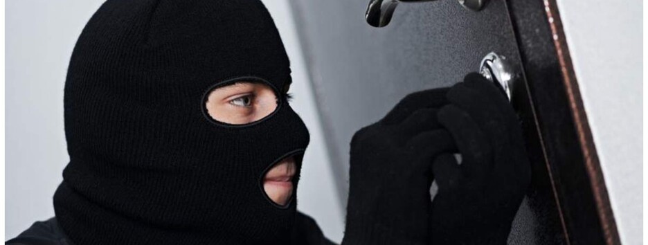 Средь бела дня: в Киеве обокрали несколько квартир за раз (видео)