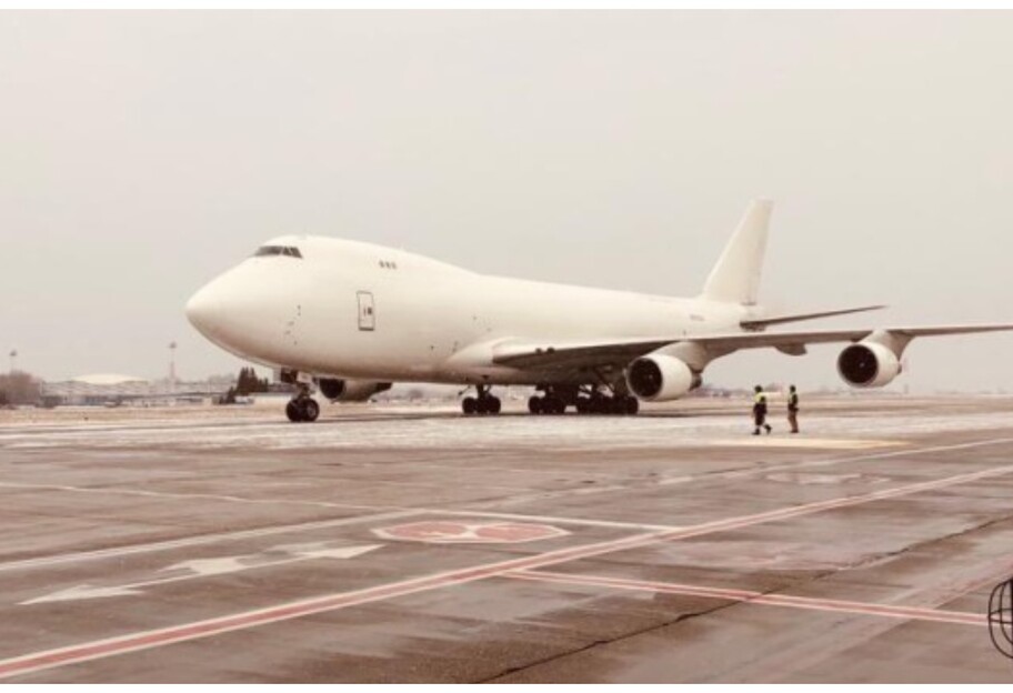 Военная помощь США - в Украину прибыл восьмой самолет - фото 1
