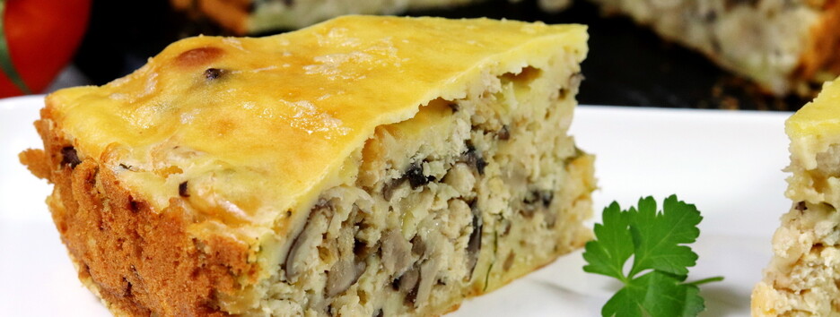 Просто, швидко та смачно: заливний пиріг з куркою та грибами (відео)