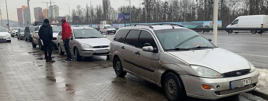 В Киеве водитель заметил свой же автомобиль на дороге: двойник оказался поддельным 