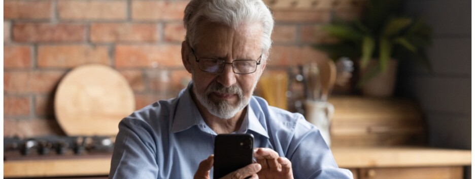 Зеленский пообещал пенсионерам бесплатные смартфоны: кто их получит