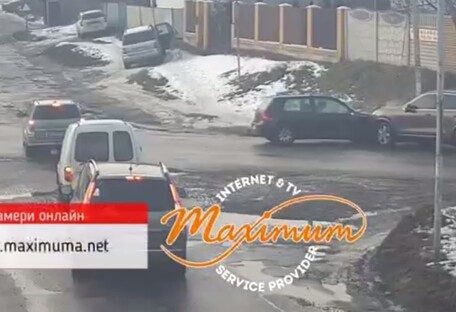 Под Киевом девушка на Chevrolet грубо нарушила ПДД: столкнулись две иномарки (видео)