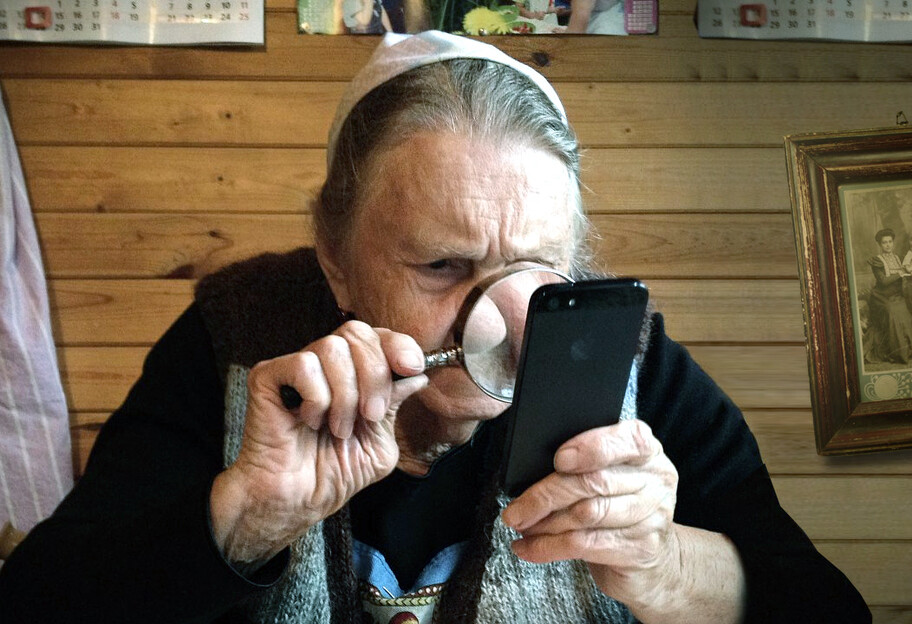 Зеленский обещает смартфоны пенсионерам, но соцсети высмеяли идею - шутки и мемы - фото 1