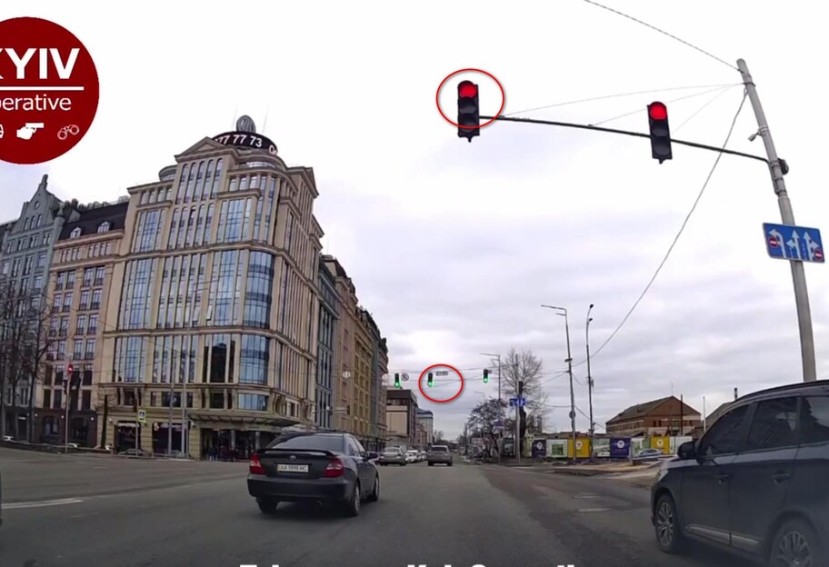 В Киеве девять машин одновременно поехали на красный, видео  - фото 1